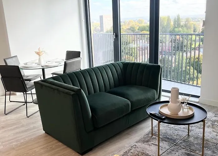 Luxury 2 Bed Apt With City View