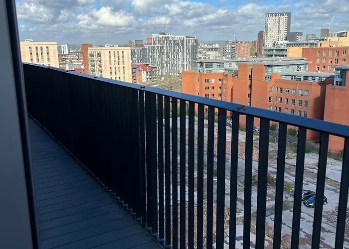 Luxury 2 Bed Apt With City View