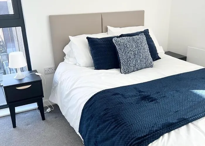 Luxury 2 Bed Apt With City View