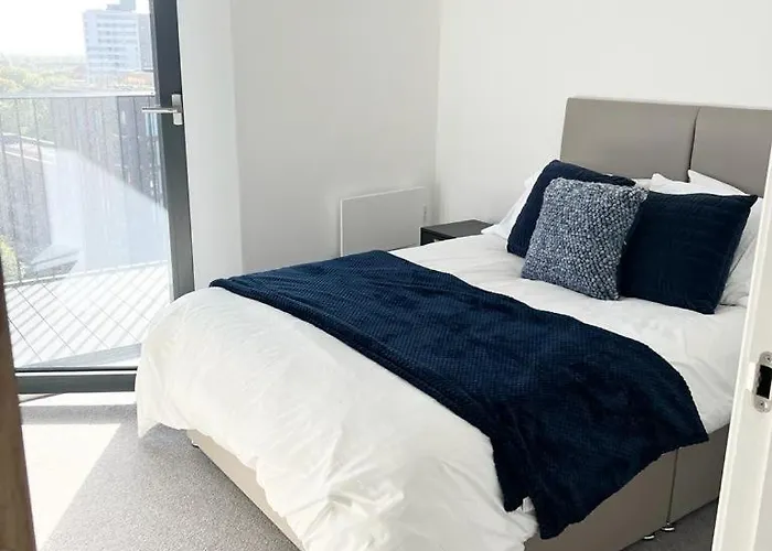 Luxury 2 Bed Apt With City View